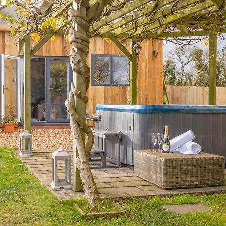 Wisteria View With Hottub & Cabin Sleeps 20 Чипенъм Екстериор снимка