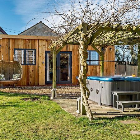 Wisteria View With Hottub & Cabin Sleeps 20 Чипенъм Екстериор снимка