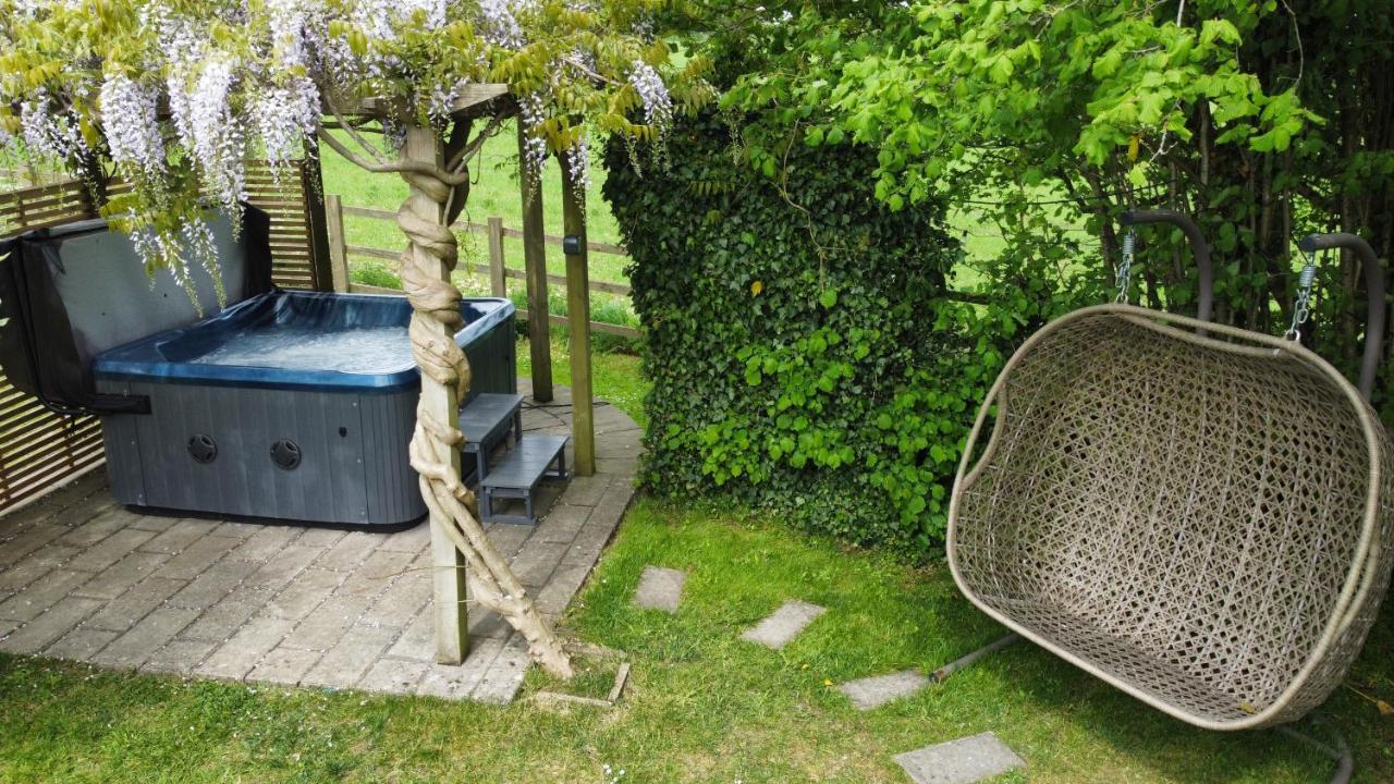 Wisteria View With Hottub & Cabin Sleeps 20 Чипенъм Екстериор снимка