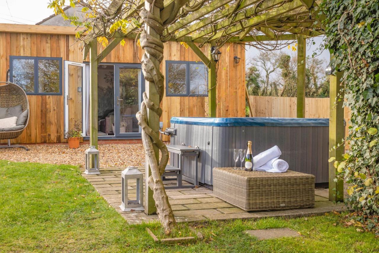 Wisteria View With Hottub & Cabin Sleeps 20 Чипенъм Екстериор снимка