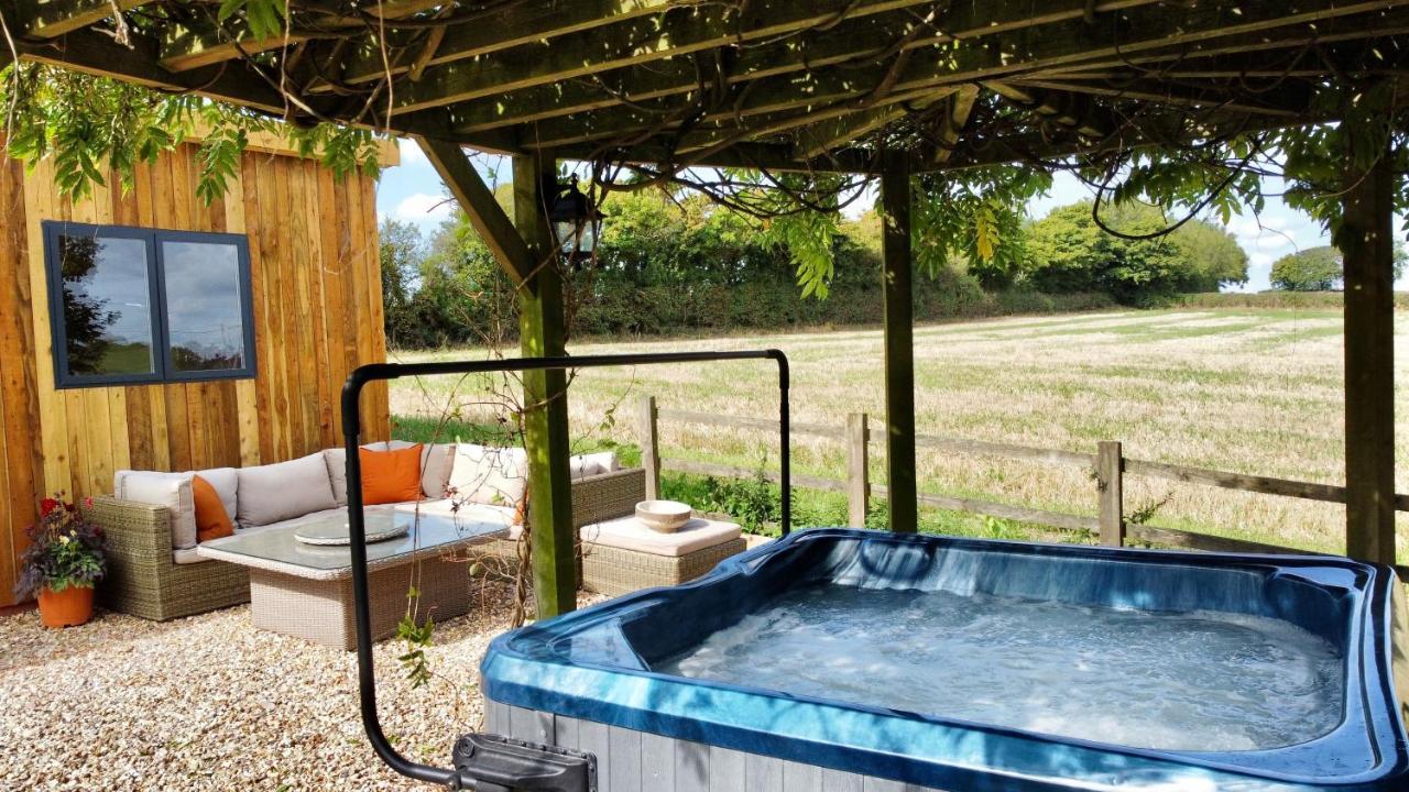 Wisteria View With Hottub & Cabin Sleeps 20 Чипенъм Екстериор снимка