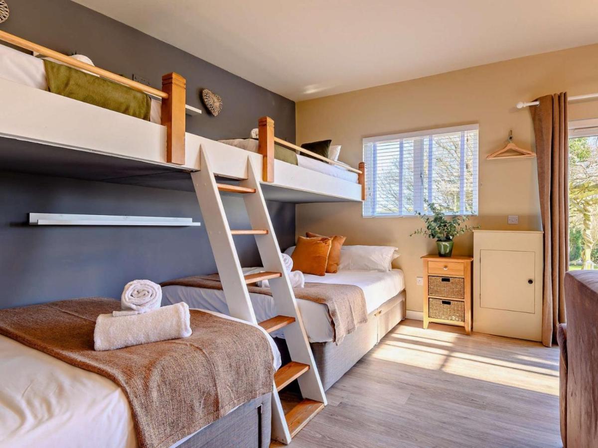 Wisteria View With Hottub & Cabin Sleeps 20 Чипенъм Екстериор снимка