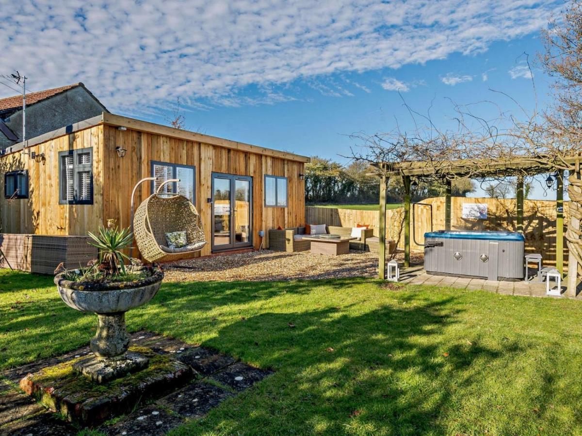 Wisteria View With Hottub & Cabin Sleeps 20 Чипенъм Екстериор снимка