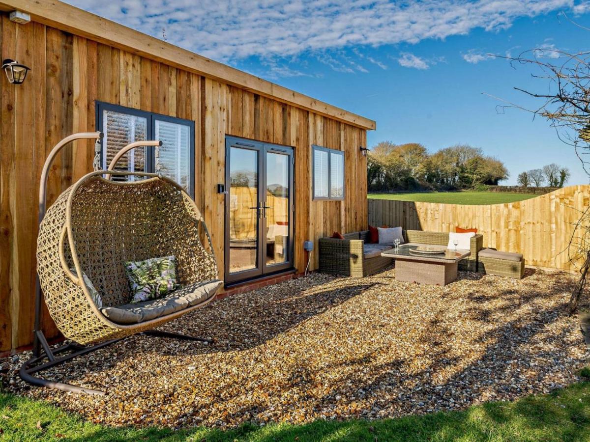 Wisteria View With Hottub & Cabin Sleeps 20 Чипенъм Екстериор снимка