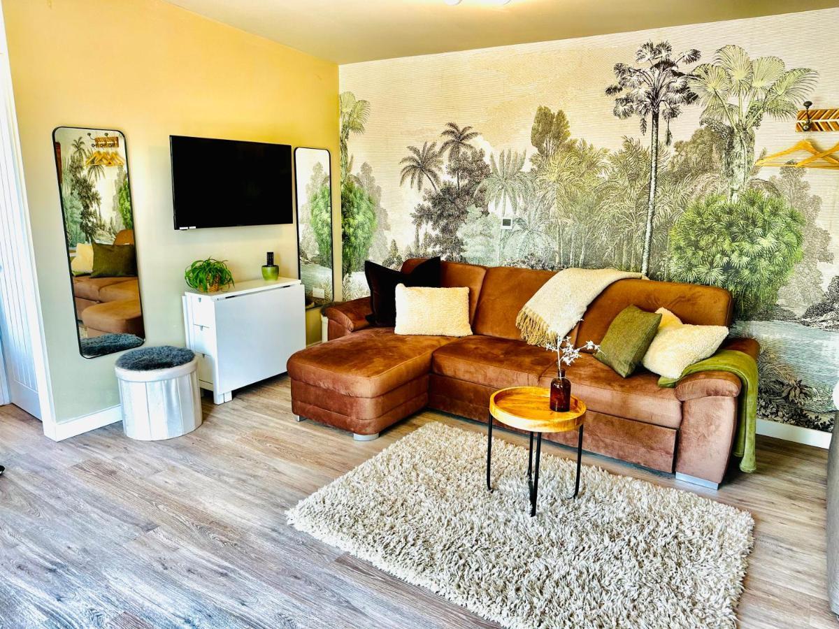 Wisteria View With Hottub & Cabin Sleeps 20 Чипенъм Екстериор снимка