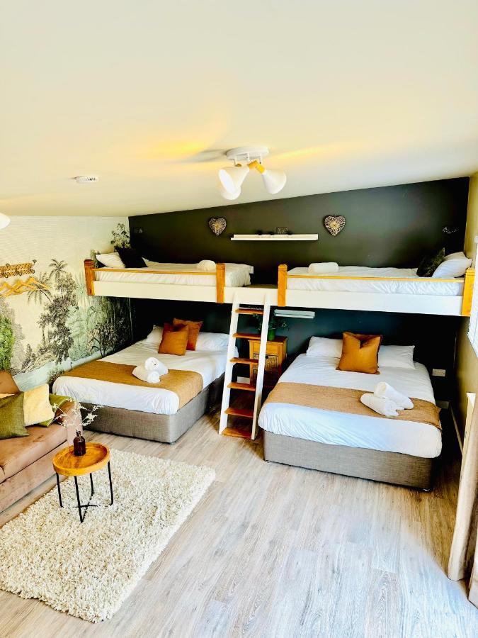Wisteria View With Hottub & Cabin Sleeps 20 Чипенъм Екстериор снимка