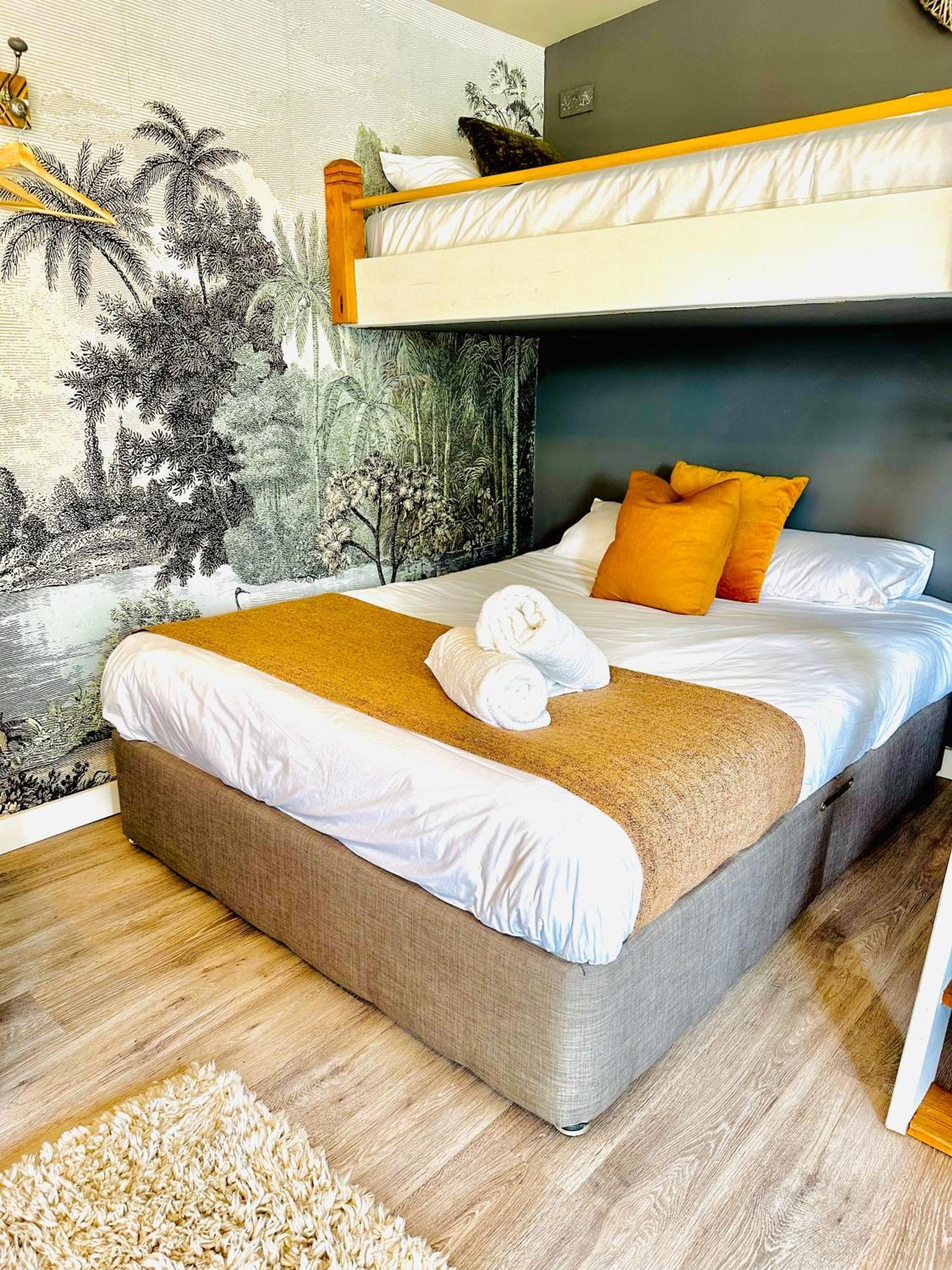 Wisteria View With Hottub & Cabin Sleeps 20 Чипенъм Екстериор снимка